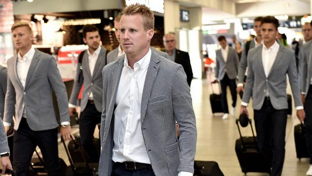 Obránce Viktorie Plzeň David Limberský na letišti Václava Havla před odletem do Tel Avivu. Obránce Viktorie Plzeň David Limberský na letišti Václava Havla před odletem do Tel Avivu.