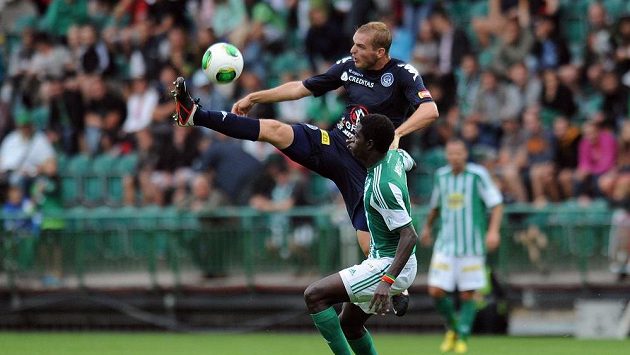 Jakub Petr ze Slovácka (vlevo) a Moustapha Ndiaye z Bohemians bojují o míč. Jakub Petr ze Slovácka (vlevo) a Moustapha Ndiaye z Bohemians bojují o míč.