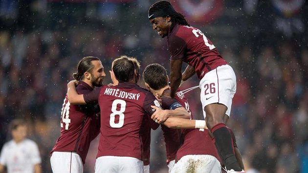 Fotbalisté Sparty (zleva) Petr Jiráček, Marek Matějovský, David Lafata a Costa oslavují vstřelený gól v utkání se Slováckem. Fotbalisté Sparty (zleva) Petr Jiráček, Marek Matějovský, David Lafata a Costa oslavují vstřelený gól v utkání se Slováckem.