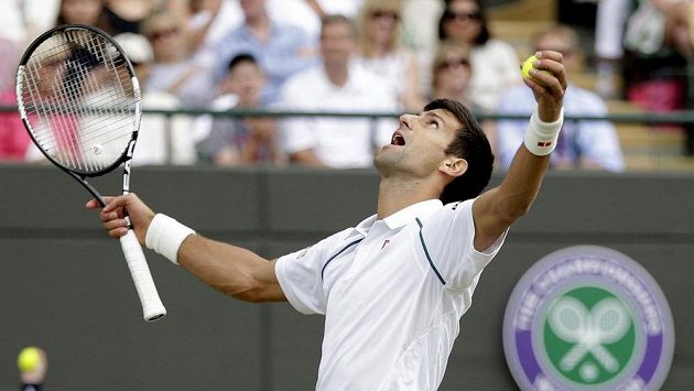Obhájce titulu Novak Djokovič zvládl ve Wimbledonu i těžkou osmifinálovou zkoušku. Obhájce titulu Novak Djokovič zvládl ve Wimbledonu i těžkou osmifinálovou zkoušku.