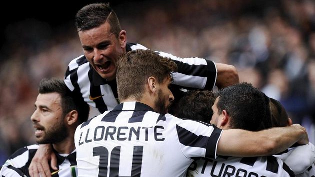 Fotbalisté Juventusu slaví vítězný gól proti Sampdorii, po němž si pojistili titul. Fotbalisté Juventusu slaví vítězný gól proti Sampdorii, po němž si pojistili titul.