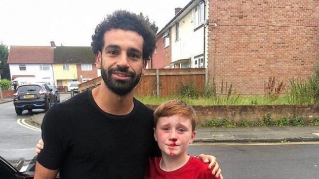 Fotbalista Mohamed Salah se vyfotil s malým fanouškem Liverpoolu. Fotbalista Mohamed Salah se vyfotil s malým fanouškem Liverpoolu.