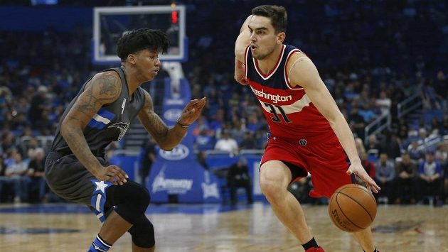 Tomáš Satoranský (31) z Washingtonu obíhá Elfrida Paytona (4) z Orlanda v zápase NBA. Tomáš Satoranský (31) z Washingtonu obíhá Elfrida Paytona (4) z Orlanda v zápase NBA.
