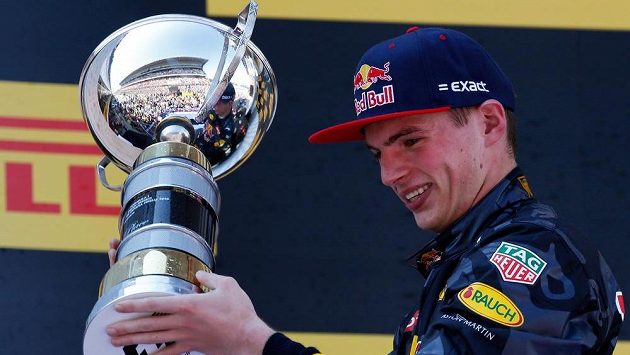 Max Verstappen s trofejí pro vítěze Grand Prix Španělska. Max Verstappen s trofejí pro vítěze Grand Prix Španělska.