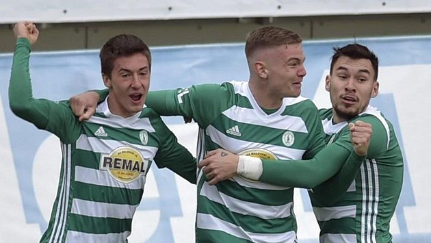 První gól Bohemians. Zleva Antonín Vaníček, Matěj Koubek a Rudolf Reiter. První gól Bohemians. Zleva Antonín Vaníček, Matěj Koubek a Rudolf Reiter.