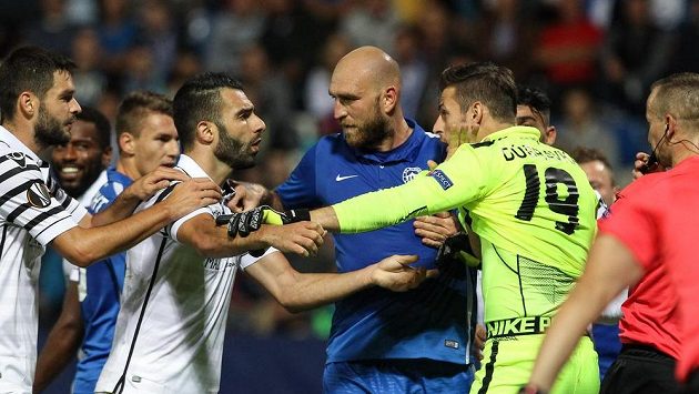 Výměna názorů mezi hráči Soluni (vlevo) a Liberce. Vpravo brankář Martin Dúbravka, uprostřed Martin Latka. Výměna názorů mezi hráči Soluni (vlevo) a Liberce. Vpravo brankář Martin Dúbravka, uprostřed Martin Latka.