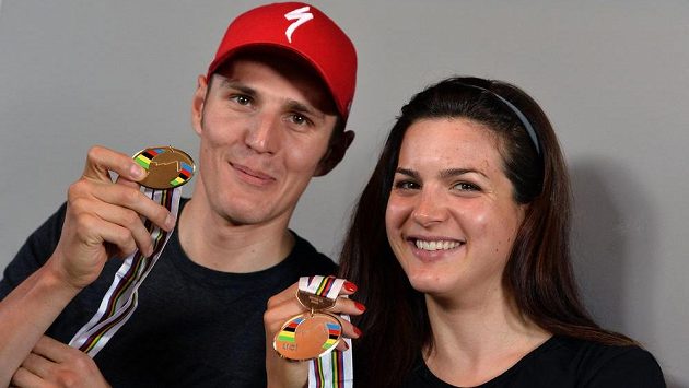 Zlatý Jaroslav Kulhavý s Terezou Huříkovou, která na maratónském MS skončila třetí. Zlatý Jaroslav Kulhavý s Terezou Huříkovou, která na maratónském MS skončila třetí.
