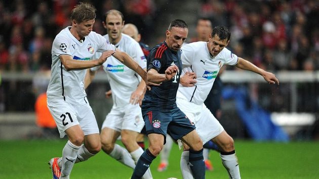 Franck Ribéry z Bayernu (uprostřed), Václav Procházka a Marián Čišovský z Plzně během utkání základní skupiny Ligy mistrů. Franck Ribéry z Bayernu (uprostřed), Václav Procházka a Marián Čišovský z Plzně během utkání základní skupiny Ligy mistrů.