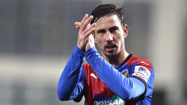 Nejlepší hráč zápasu Milan Petržela, jenž však před svým gólem zahrál rukou. Nejlepší hráč zápasu Milan Petržela, jenž však před svým gólem zahrál rukou.