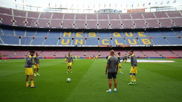 Fotbalisté Las Palmas se rozcvičují před zápasem s Barcelonou, který se na stadiónu Camp Nou odehraje bez diváků. Fotbalisté Las Palmas se rozcvičují před zápasem s Barcelonou, který se na stadiónu Camp Nou odehraje bez diváků.