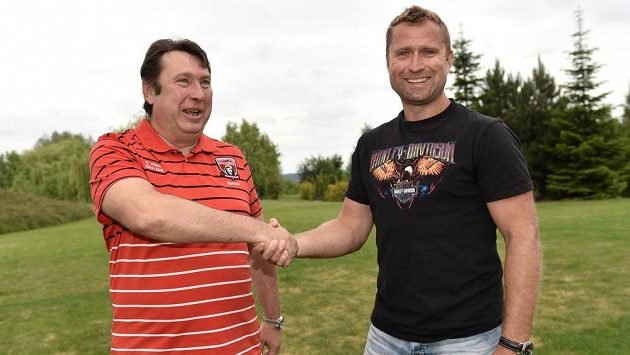 Jaroslav Bednář (vpravo) a majitel HC Mountfield Hradec Králové Miroslav Schön na archivním snímku. Jaroslav Bednář (vpravo) a majitel HC Mountfield Hradec Králové Miroslav Schön na archivním snímku.