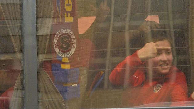 Příznivec Sparty gestikuluje z autobusu na fanoušky Slavie. Příznivec Sparty gestikuluje z autobusu na fanoušky Slavie.