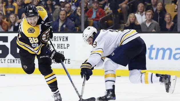 Český útočník David Pastrňák(vlevo) střílí branku v zápase s Buffalem Sabres. Český útočník David Pastrňák(vlevo) střílí branku v zápase s Buffalem Sabres.