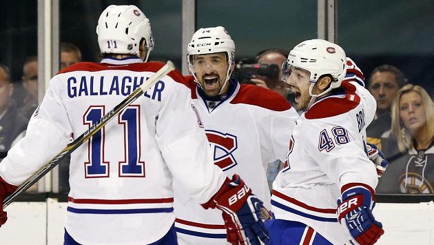 Tomáš Plekanec (uprostřed) se raduje se svými spoluhráči z Montrealu Danielem Brierem (48) a Brendanem Gallagherem (11) z postupu do finále play off Východní konference přes Boston. Tomáš Plekanec (uprostřed) se raduje se svými spoluhráči z Montrealu Danielem Brierem (48) a Brendanem Gallagherem (11) z postupu do finále play off Východní konference přes Boston.