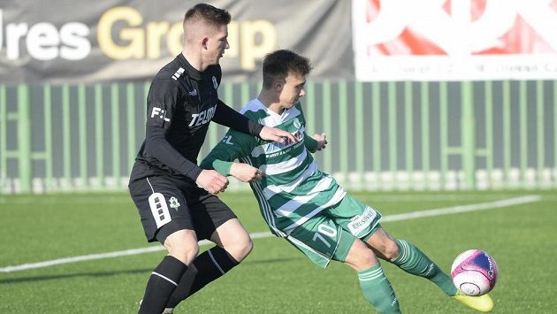 Zleva Libor Holík z Jablonce a Vojtěch Novák z Bohemians. Zleva Libor Holík z Jablonce a Vojtěch Novák z Bohemians.