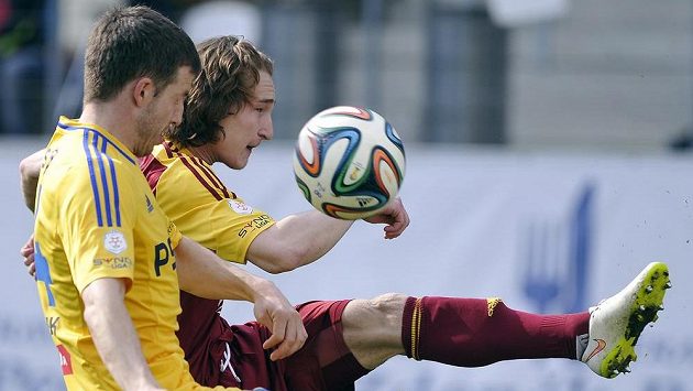 Jihlavský obránce Tomáš Marek (vlevo) a obránce Dukly Matěj Hanousek. Jihlavský obránce Tomáš Marek (vlevo) a obránce Dukly Matěj Hanousek.