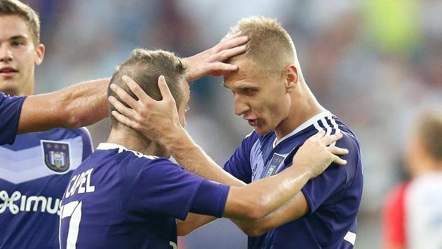 Fotbalista Anderlechtu Lukasz Teodorczyk (vlevo) se raduje z gólu proti Slavii. Fotbalista Anderlechtu Lukasz Teodorczyk (vlevo) se raduje z gólu proti Slavii.
