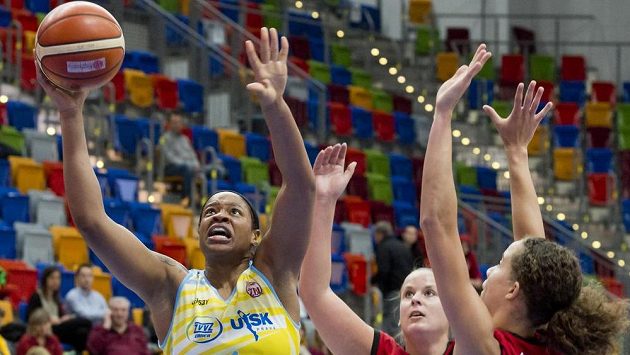 Basketbalistka USK Kia Vaughnová (vlevo) v zápase proti Nymburku. Basketbalistka USK Kia Vaughnová (vlevo) v zápase proti Nymburku.