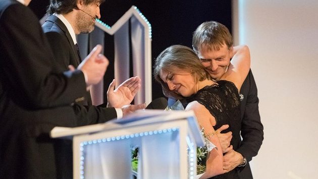 Emoce na pódiu. Jitka Landová v objetí s šéftrenérem českých biatlonistů Ondřejem Rybářem poté, co oznámila svůj odchod z vrcholového sportu. Emoce na pódiu. Jitka Landová v objetí s šéftrenérem českých biatlonistů Ondřejem Rybářem poté, co oznámila svůj odchod z vrcholového sportu.