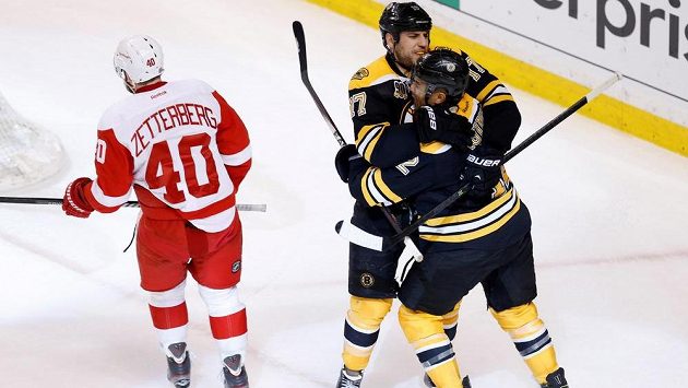 Hokejisté Bostonu Milan Lucic (17) a Jarome Iginla (12) se radují z postupu přes Detroit. Hokejisté Bostonu Milan Lucic (17) a Jarome Iginla (12) se radují z postupu přes Detroit.