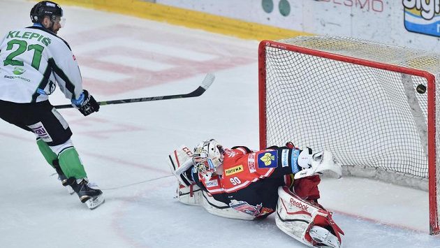 Jakub Klepiš z Boleslavi překonává hradeckého gólmana Ondřeje Kacetla a střílí rozhodující gól v samostatných nájezdech. Jakub Klepiš z Boleslavi překonává hradeckého gólmana Ondřeje Kacetla a střílí rozhodující gól v samostatných nájezdech.