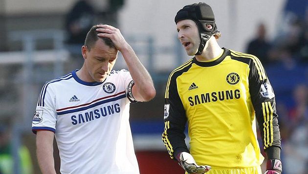Brankář Chelsea Petr Čech povzbuzuje stopera Johna Terryho, který si na hřišti Crystal Palace vstřelil vlastní gól a Blues nakonec prohráli 0:1. Brankář Chelsea Petr Čech povzbuzuje stopera Johna Terryho, který si na hřišti Crystal Palace vstřelil vlastní gól a Blues nakonec prohráli 0:1.