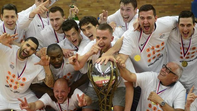 Radost nymburských basketbalistů s pohárem pro mistry. Radost nymburských basketbalistů s pohárem pro mistry.