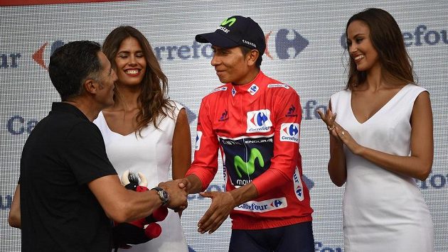 Kolumbijec Nairo Quintana (v červeném), jemuž po jedné z etap Vuelty gratuluje španělská legenda Miguel Indurain. Kolumbijec Nairo Quintana (v červeném), jemuž po jedné z etap Vuelty gratuluje španělská legenda Miguel Indurain.