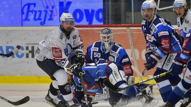 Milan Gulaš z Plzně, brankář Brna Karel Vejmelka, jeho spoluhráč Tomáš Plekanec a Matyáš Kantner z Plzně v akci během utkání hokejové extraligy. Milan Gulaš z Plzně, brankář Brna Karel Vejmelka, jeho spoluhráč Tomáš Plekanec a Matyáš Kantner z Plzně v akci během utkání hokejové extraligy.