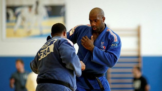 Francouz Teddy Riner (vpravo) na ilustračním snímku. Francouz Teddy Riner (vpravo) na ilustračním snímku.