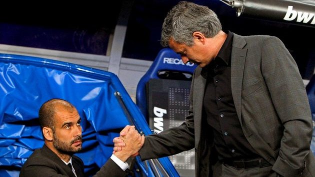 José Mourinho (vpravo) a Josep Guardiola by se mohli potkat i v Premier League. A dokonce by mohli trénovat týmy z jednoho města. José Mourinho (vpravo) a Josep Guardiola by se mohli potkat i v Premier League. A dokonce by mohli trénovat týmy z jednoho města.