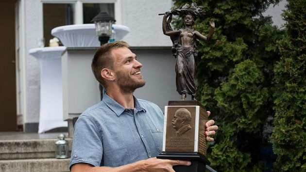 Skifař Ondřej Synek s putovní cenou Dr. Jiřího Gutha Jarkovského za loňský rok. Skifař Ondřej Synek s putovní cenou Dr. Jiřího Gutha Jarkovského za loňský rok.