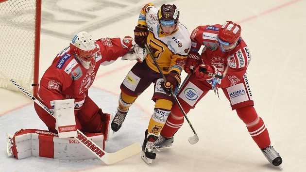 Brankář Třince Šimon Hrubec sleduje souboj Lukáše Anděla z Jihlavy s Bohumilem Jankem z Třince. Brankář Třince Šimon Hrubec sleduje souboj Lukáše Anděla z Jihlavy s Bohumilem Jankem z Třince.