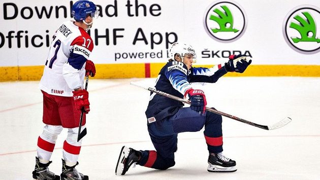 Americký hokejista Patrick Kane oslavuje jednu ze svých dvou branek ve čtvrtfinále loňského MS proti České republice. Vlevo obránce Filip Hronek. Americký hokejista Patrick Kane oslavuje jednu ze svých dvou branek ve čtvrtfinále loňského MS proti České republice. Vlevo obránce Filip Hronek.