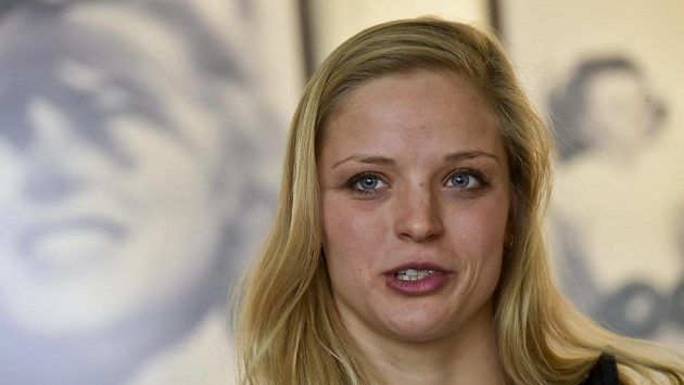 Znakařka Simona Baumrtová. Znakařka Simona Baumrtová.