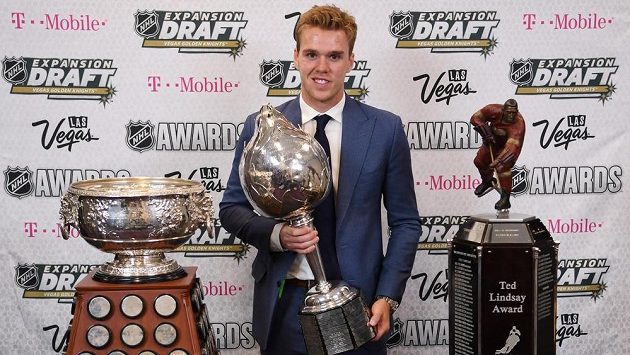 Connor McDavid při slavnostním předávání cen v Las Vegas, na kterém získal (zleva) Art Ross Trophy, Hart Trophy i Ted Lindsay Award za uplynulou sezónu NHL. Connor McDavid při slavnostním předávání cen v Las Vegas, na kterém získal (zleva) Art Ross Trophy, Hart Trophy i Ted Lindsay Award za uplynulou sezónu NHL.
