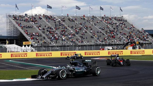 Němec Nico Rosberg ovládl páteční trénink v Mexiku, překvapením je osmý čas Fernanda Alonsa (vpravo) s McLarenem. Němec Nico Rosberg ovládl páteční trénink v Mexiku, překvapením je osmý čas Fernanda Alonsa (vpravo) s McLarenem.