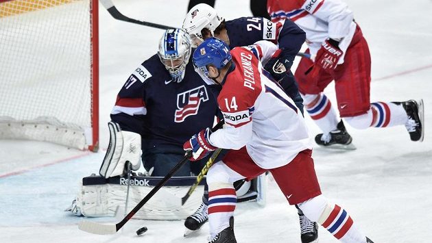 Tomáš Plekanec, brankář USA Connor Hellebuyck a obránce Zach Redmond. Tomáš Plekanec, brankář USA Connor Hellebuyck a obránce Zach Redmond.