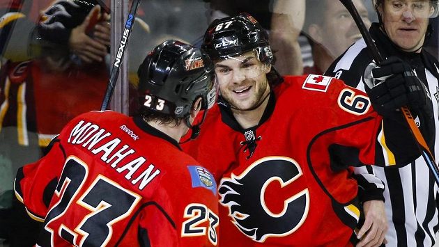 Hattrick dovršen. Michael Frolík (vpravo) z Calgary jásá se Seanem Monahanem při utkání se St. Louis. Hattrick dovršen. Michael Frolík (vpravo) z Calgary jásá se Seanem Monahanem při utkání se St. Louis.