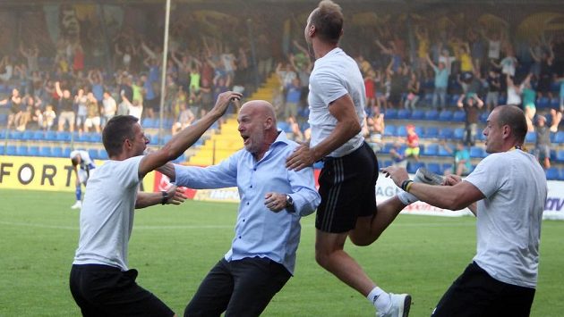 Radost z výhry na zlínské střídačce, druhý zleva je trenér Michal Bílek. Radost z výhry na zlínské střídačce, druhý zleva je trenér Michal Bílek.