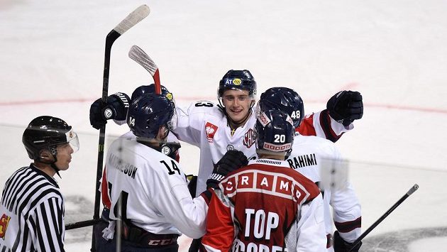Jakub Vrána (uprostřed) oslavuje se spoluhráči vedoucí gól Linköpingu v osmifinále LM se Spartou. Jakub Vrána (uprostřed) oslavuje se spoluhráči vedoucí gól Linköpingu v osmifinále LM se Spartou.