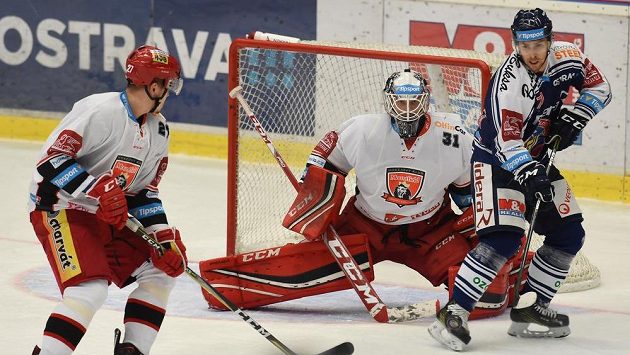 Brankář Hradce Králové Jaroslav Pavelka, před ním spoluhráč Oskars Cibulskis (vlevo) a Lukáš Kucsera z Vítkovic. Brankář Hradce Králové Jaroslav Pavelka, před ním spoluhráč Oskars Cibulskis (vlevo) a Lukáš Kucsera z Vítkovic.