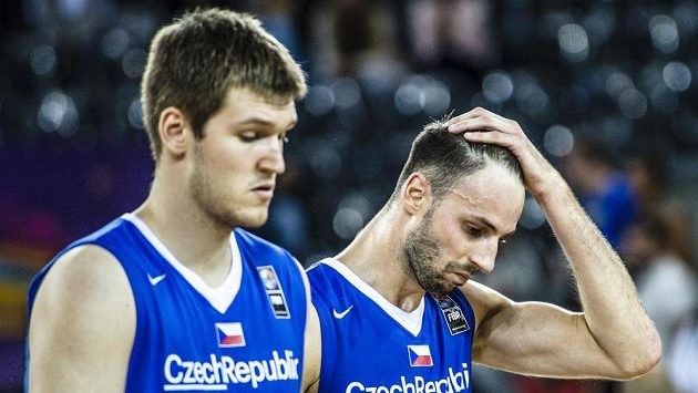 Zklamaní čeští basketbalisté (zleva) Martin Peterka a Vojtěch Hruban. Zklamaní čeští basketbalisté (zleva) Martin Peterka a Vojtěch Hruban.