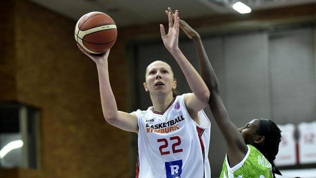 Alexandra Chomenčuková z Nymburka (vlevo) se snaží prosadit přes Astu Ndourovovou z Ragusy. Alexandra Chomenčuková z Nymburka (vlevo) se snaží prosadit přes Astu Ndourovovou z Ragusy.