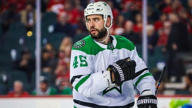 Český obránce Roman Polák bude i nadále hrát v NHL za Dallas. Český obránce Roman Polák bude i nadále hrát v NHL za Dallas.