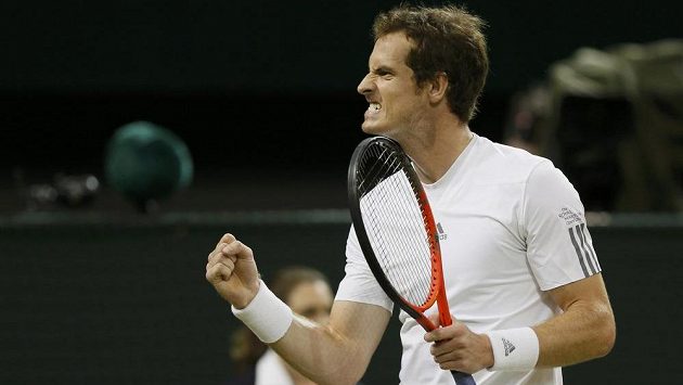 Andy Murray se raduje z postupu do finále Wimbledonu. Andy Murray se raduje z postupu do finále Wimbledonu.