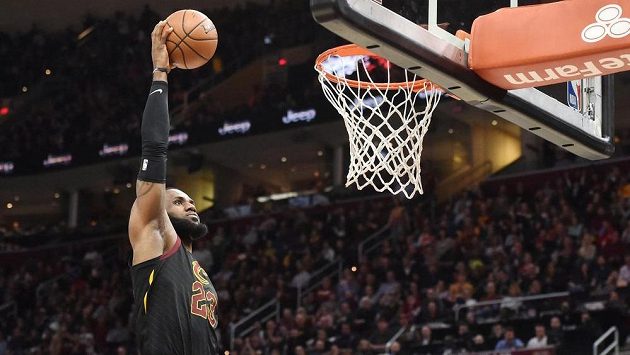 Basketbalista Clevelandu Cavaliers LeBron James (23) smečuje v utkání s Washingtonem. Basketbalista Clevelandu Cavaliers LeBron James (23) smečuje v utkání s Washingtonem.