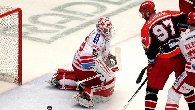 Útočník Lukáš Vantuch (č. 97) míjí branku třineckého gólmana Šimona Hrubce. Útočník Lukáš Vantuch (č. 97) míjí branku třineckého gólmana Šimona Hrubce.