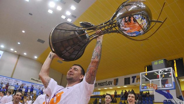 Radoslav Rančík z Nymburka se raduje s pohárem pro ligového vítěze. Radoslav Rančík z Nymburka se raduje s pohárem pro ligového vítěze.