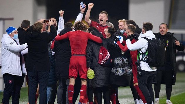 Fotbalisté české reprezentace oslavují vítězství nad Slovenskem a postup do skupiny A. Fotbalisté české reprezentace oslavují vítězství nad Slovenskem a postup do skupiny A.